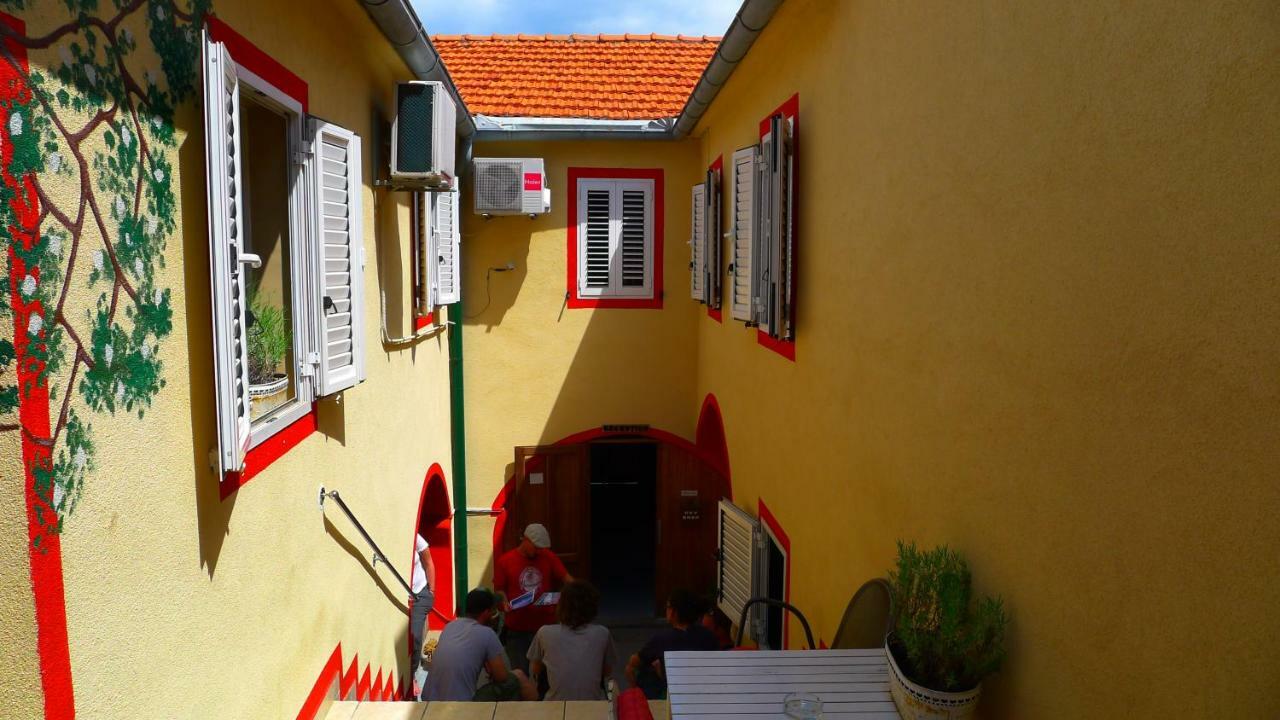 The Mellow Monkey Hostel Zára Kültér fotó